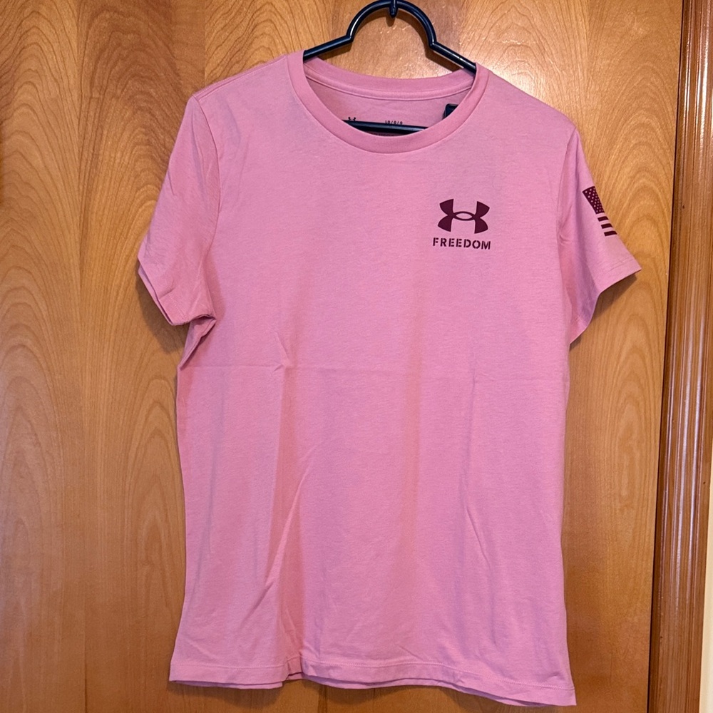 Under Armour women’s Pink Graphic Tee
PTP is 21”.  Brand new with tags